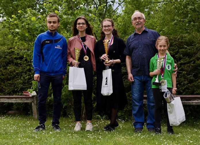 Miková Miriam (v strede), Straka Jozef (vľavo)